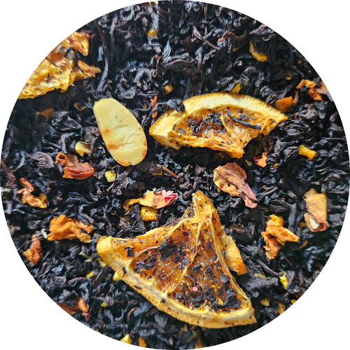 Té negro con trozos de almendra y rodajas secas de naranja en bolsita transparente circular.
