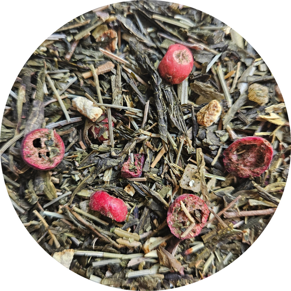 Té verde con bayas rojas y trozos pequeños de hierbas secas mezclados.