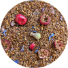 Mezcla de rooibos con trozos de arándano rojo, pétalos de flor azul y vainilla visible.