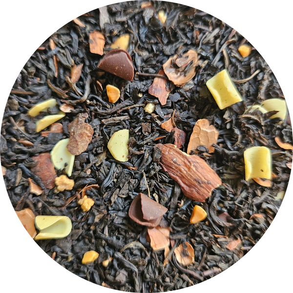 Mezcla de té negro con trozos de almendra, chocolate y cacao visible en primer plano.