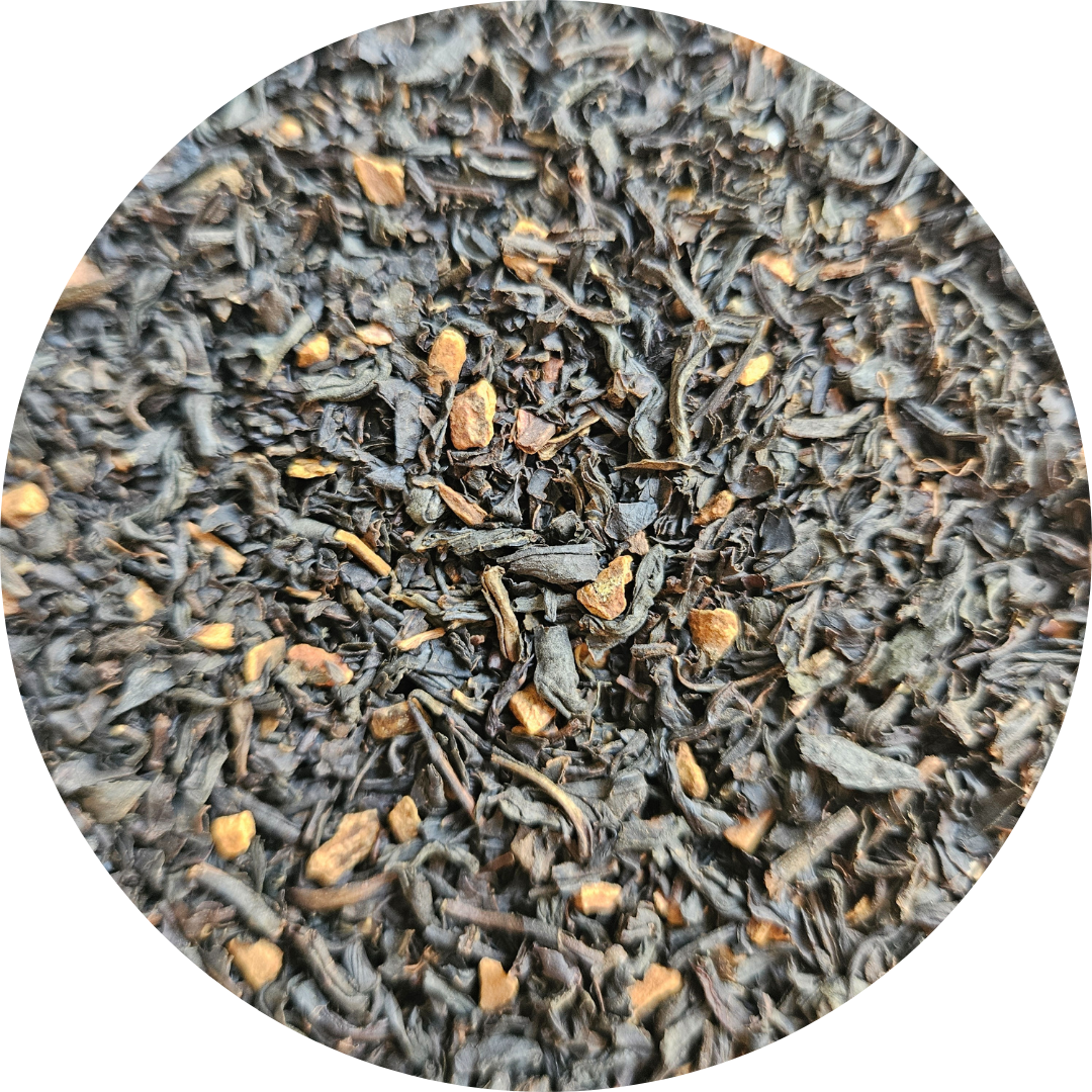 Hojas secas de té negro con trozos pequeños de canela en rama, mezcla aromática.