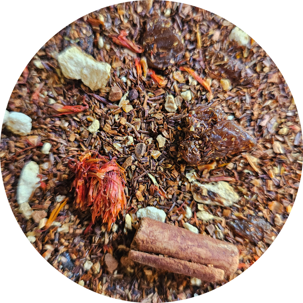 Mezcla de té rooibos con trozos de canela, jengibre deshidratado y pétalos de flor naranja.
