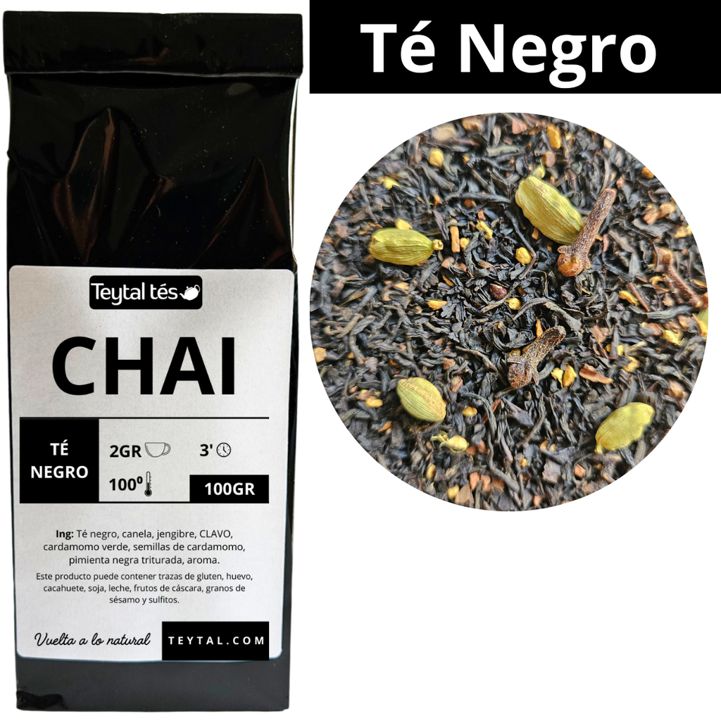 Bolsa negra de té chai negro con etiquetas blancas y texto en negro y gris, muestra ingredientes del té en el fondo.