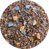 Mezcla de rooibos con trozos de chocolate y plátano deshidratado visible en infusión suelta.