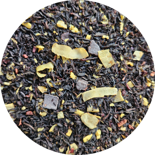 Hojas de té negro con trozos de chocolate y coco deshidratado visibles.