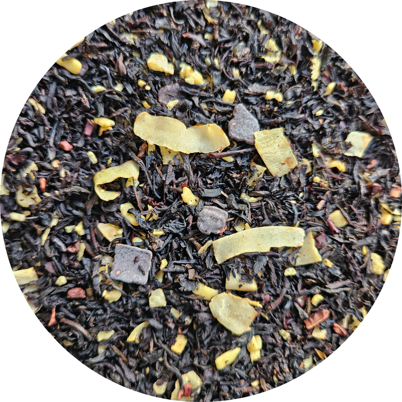 Hojas de té negro con trozos de chocolate y coco deshidratado visibles.