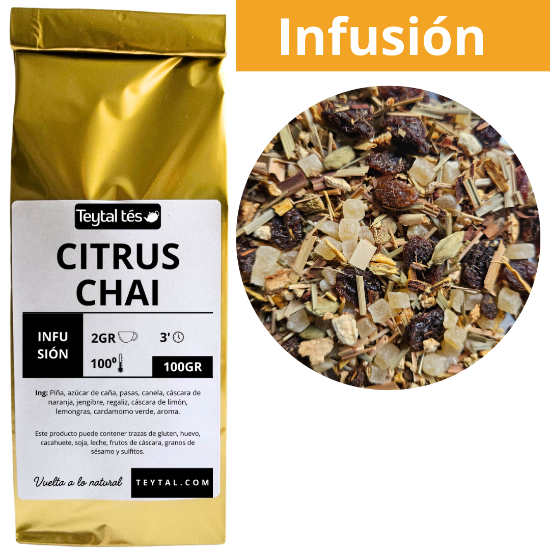 Bolsa dorada de infusión Citrus Chai 100gr con etiqueta blanca y mezcla suelta de hierbas y especias al lado.