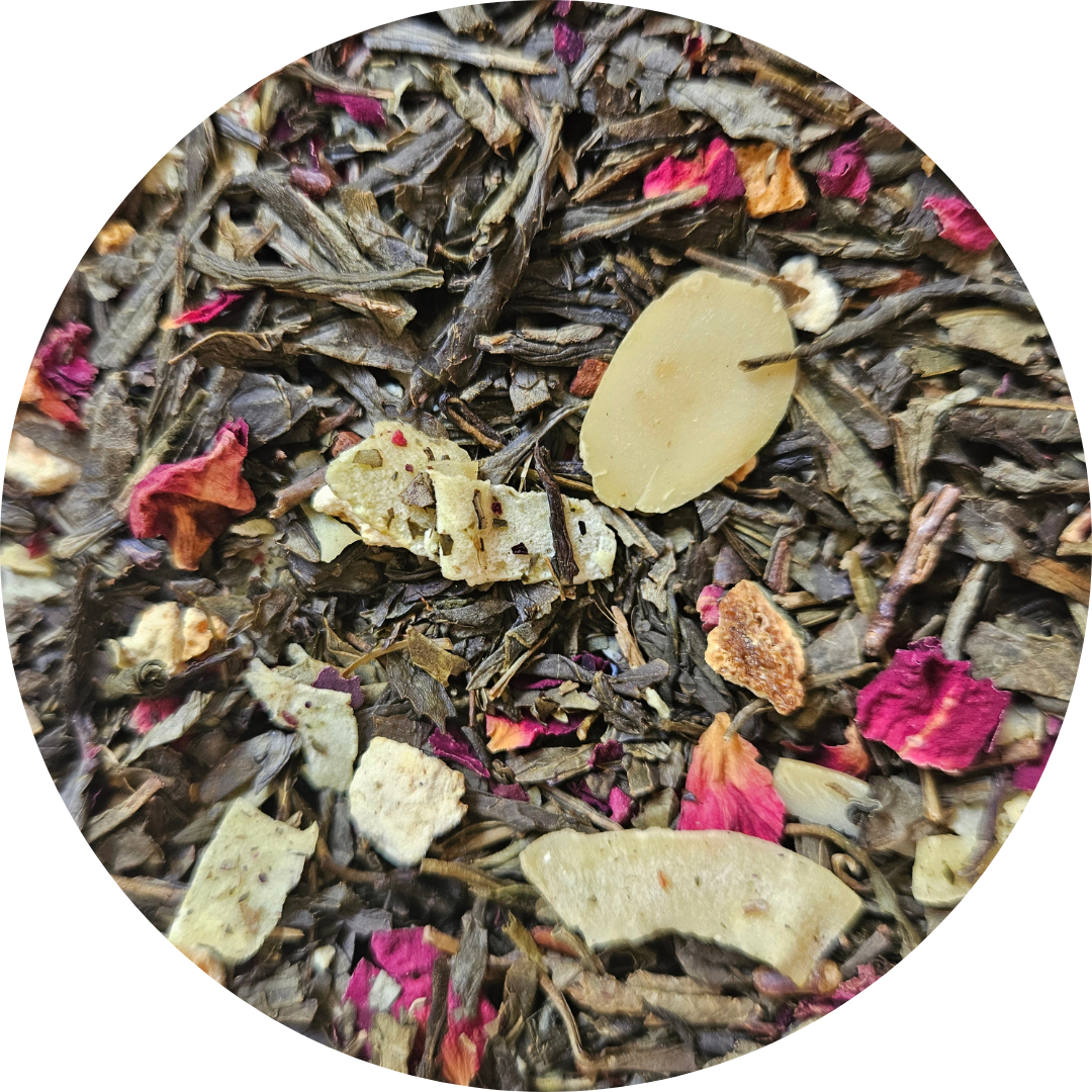 Mezcla de té verde con trozos de coco, almendras laminadas y pétalos de flores rosadas.