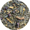 Mezcla de hojas de té verde con bayas y trozos de raíces secas para infusión detox antiflamatorio.