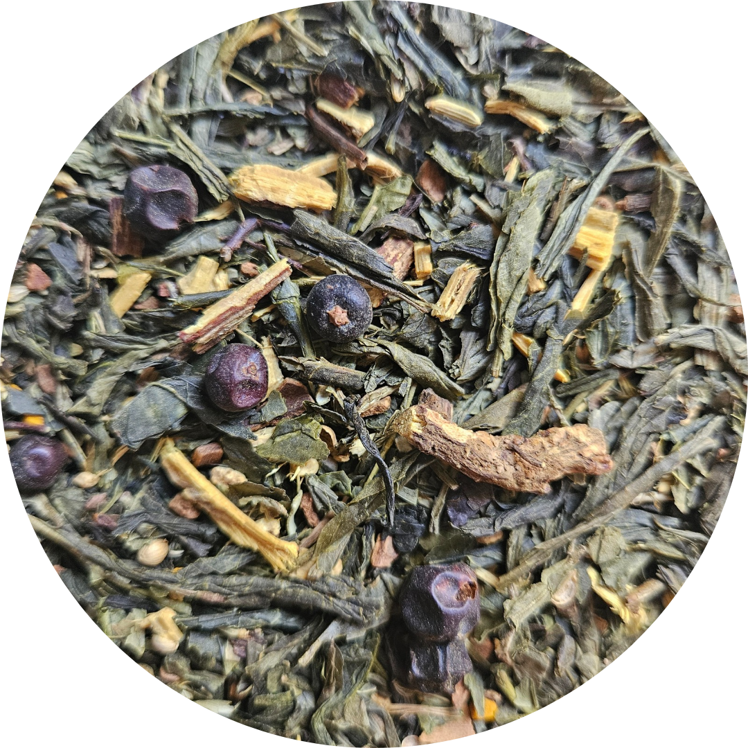 Mezcla de hojas de té verde con bayas y trozos de raíces secas para infusión detox antiflamatorio.