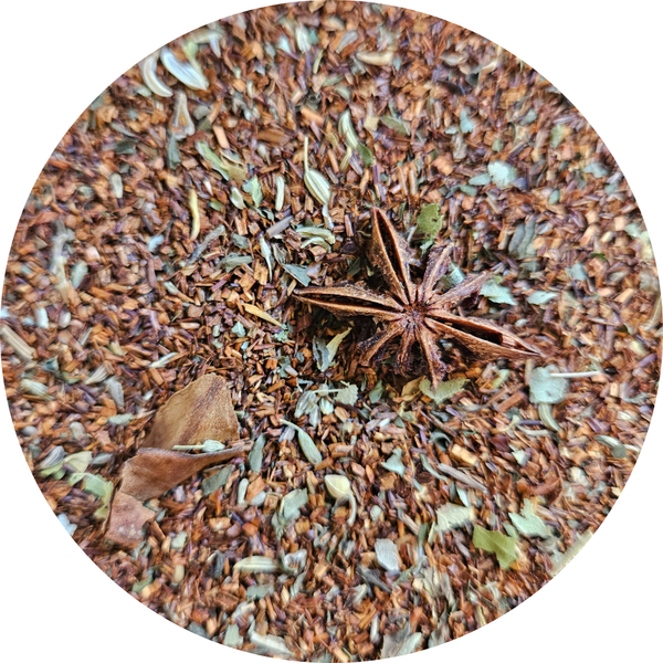 Infusión de rooibos con anís estrellado y hierbas secas en primer plano.