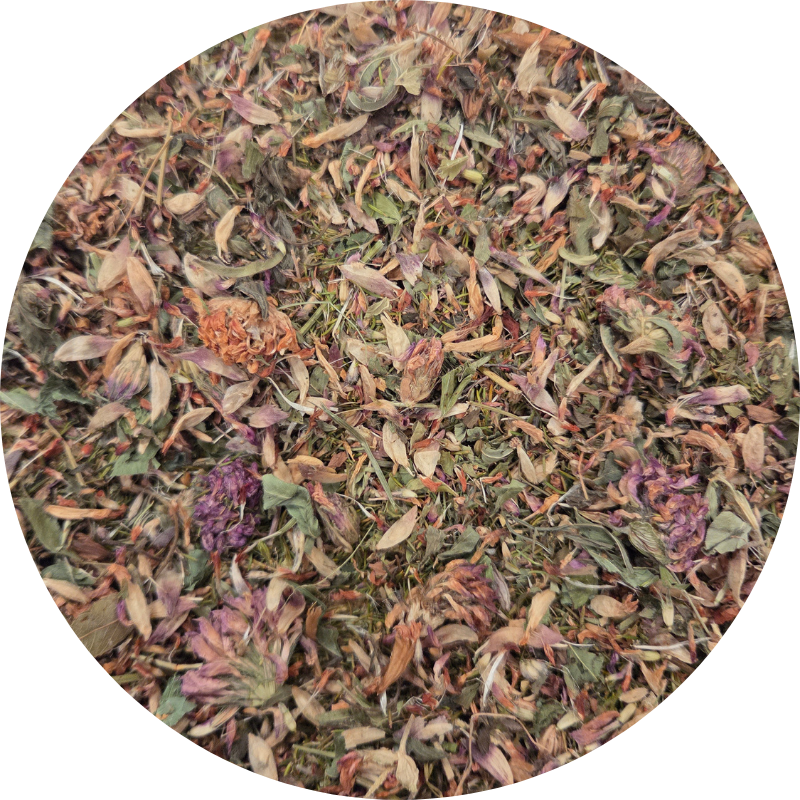 Mezcla de infusión con hojas verdes y fragmentos de flores secas en tonos púrpura y naranja.