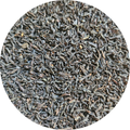 Hojas secas de té negro Earl Grey en tonos oscuros y textura fina.