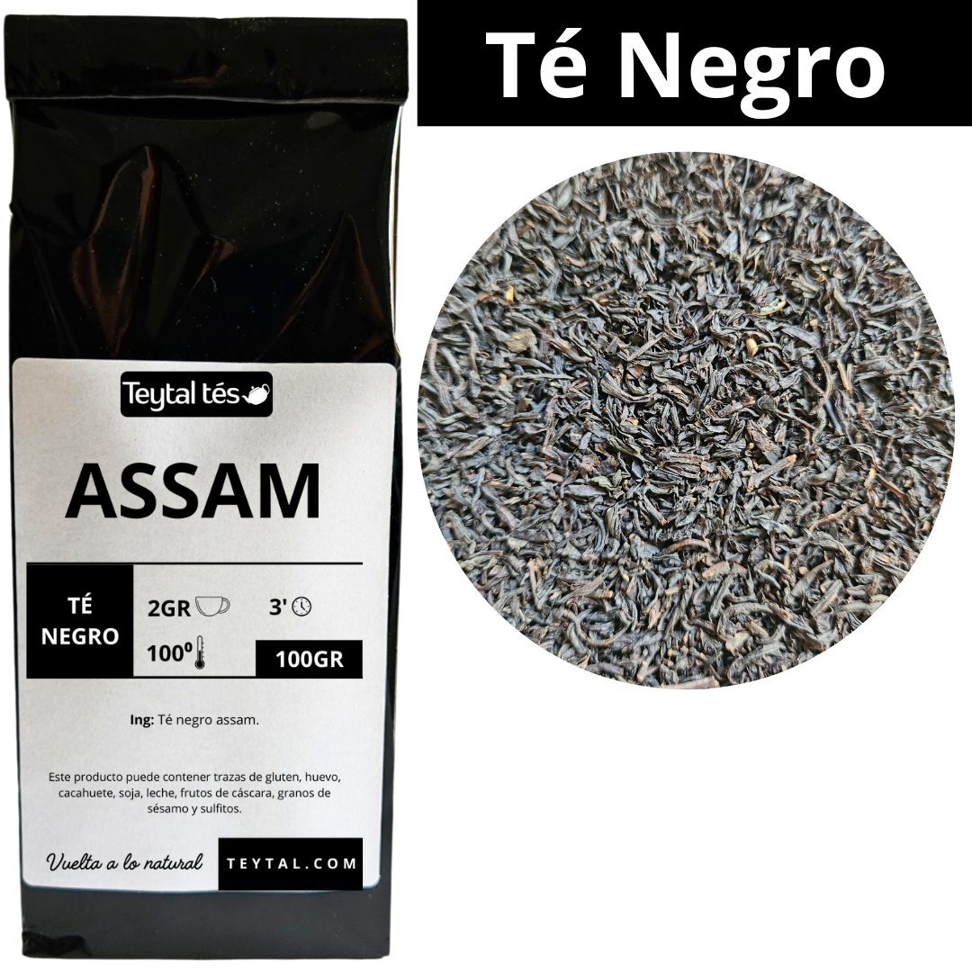 Bolsa negra de té negro Assam 100g con etiqueta blanca y detalle del té suelto en círculo.