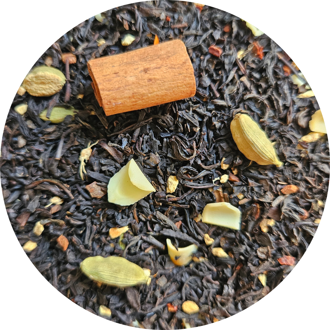 Té negro con especias, haba de cardamomo, canela y trozos de chocolate blanco.