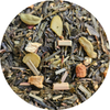 Mezcla de té verde con hojas, trozos de especias y hierbas secas en primer plano circular.