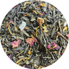 Hojas secas de té verde con flores secas rosas, naranjas y trozos de cáscara amarilla.