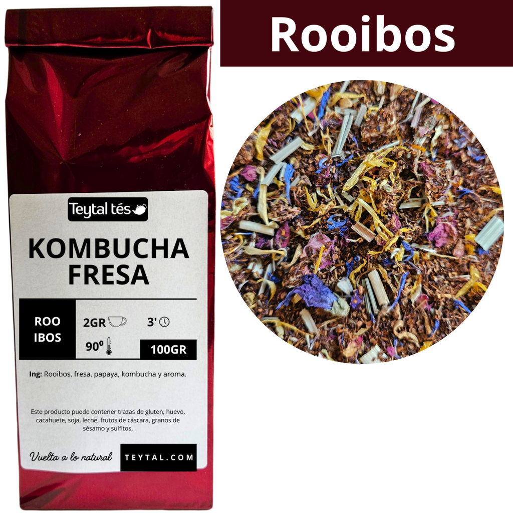 Bolsa roja de té Kombucha fresa con etiqueta blanca y mezcla herbal visible con flores azules y pétalos secos.