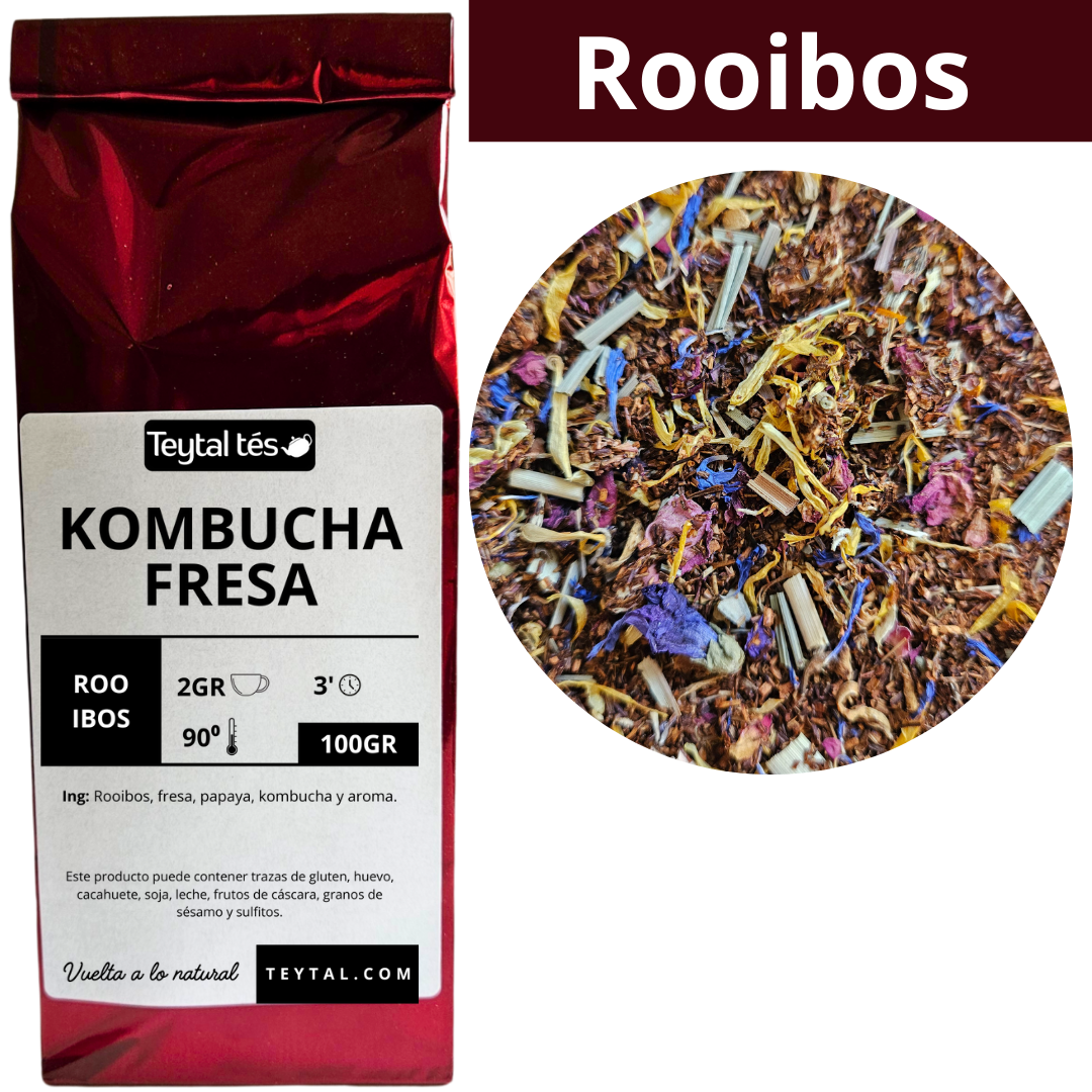 Bolsa roja de té Kombucha fresa con etiqueta blanca y mezcla herbal visible con flores azules y pétalos secos.