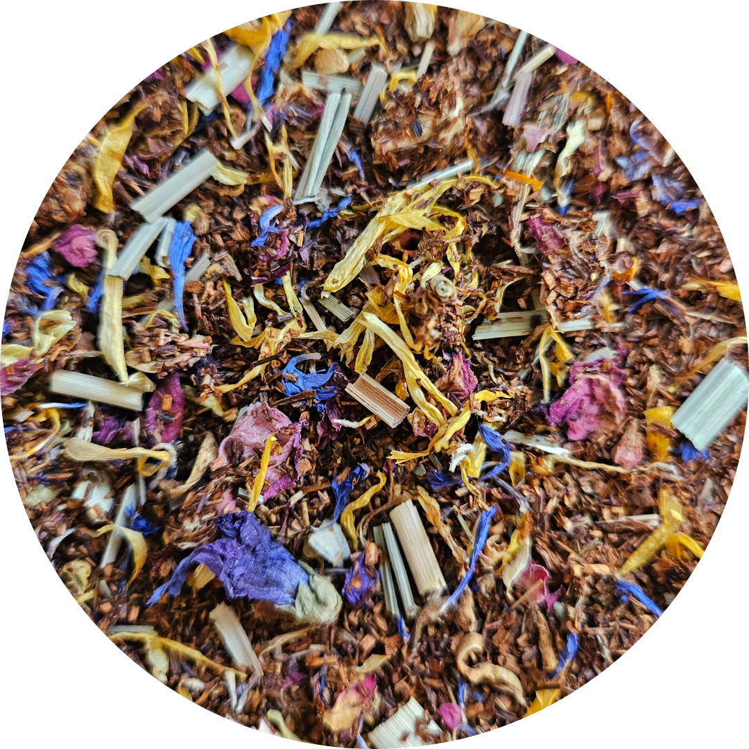 Mezcla de té rooibos con flores secas y trozos de frutas en tonos rojo, amarillo y azul.