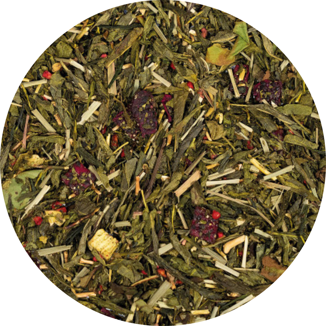 Hojas de té verde con trozos de fruta del dragón secas y pétalos de flores variadas.
