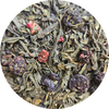 Mezcla de té verde con trozos de frutas del bosque secos en primer plano.