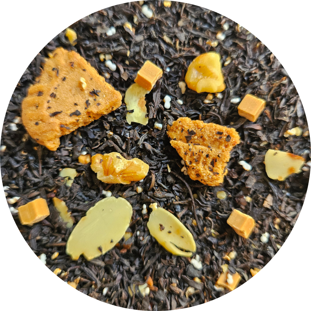 Mezcla de té negro con trozos de galleta, cubitos de caramelo y pétalos naranja y amarillo.