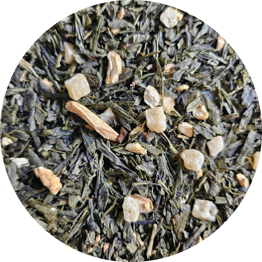 Hojas secas de té verde con trozos pequeños de raíz de ginseng y pedazos claros de raíz.