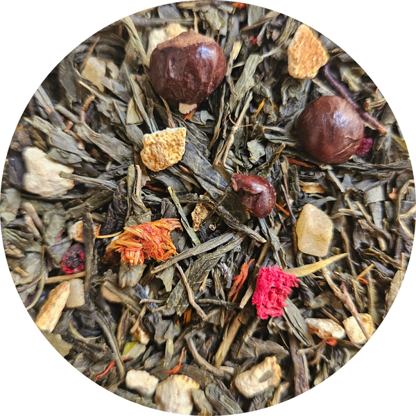 Mezcla de té verde con guaraná, hojas secas, semillas marrones y flores rojas y naranjas.