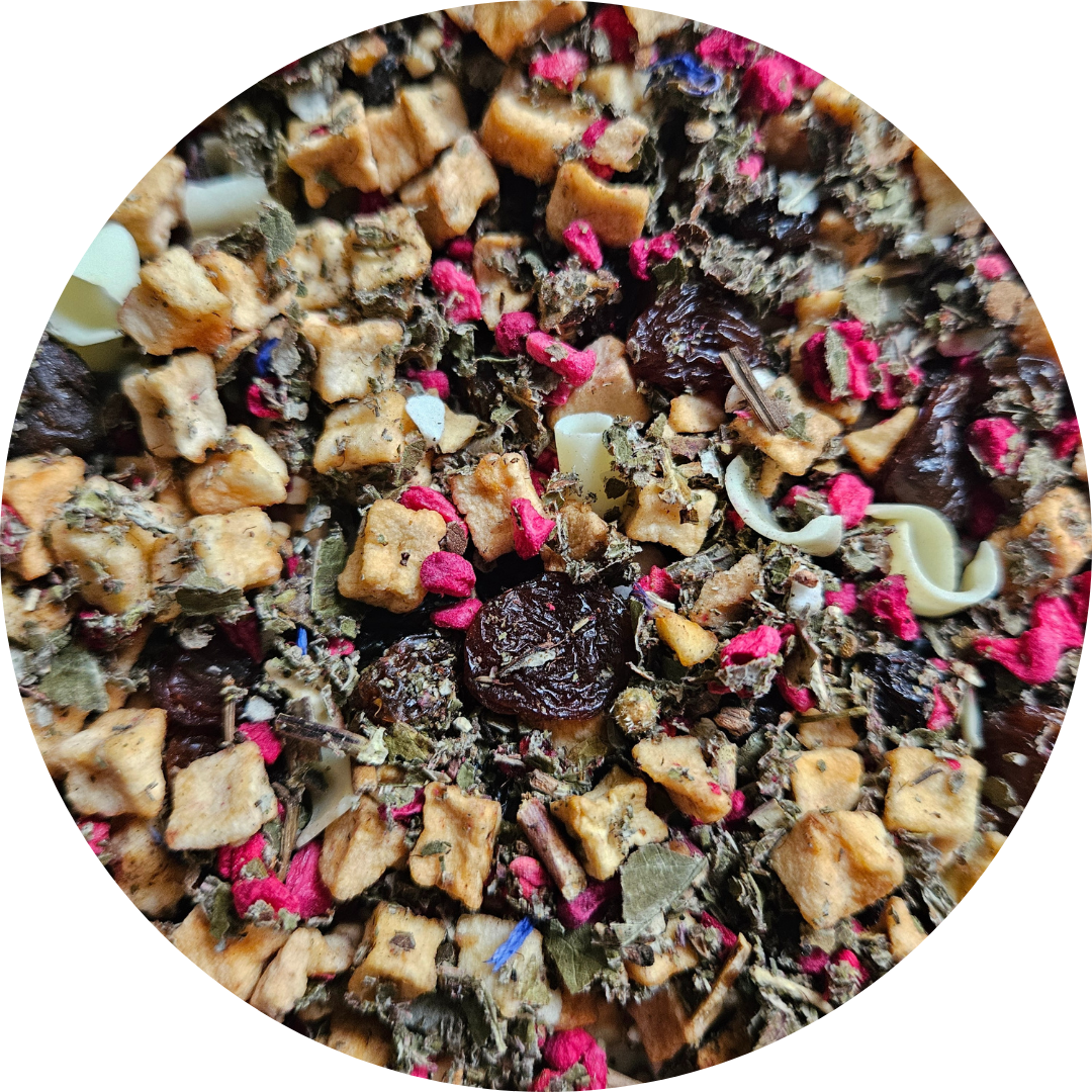 Mezcla de infusión con trozos secos de frutas, pétalos rosas y hojas oscuras.