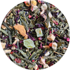 Mezcla de té verde con trozos de kiwi deshidratado, fresas, pétalos morados y trozos de cáscara naranja visible.