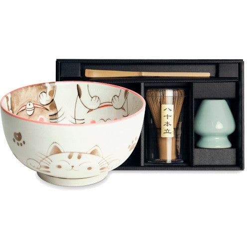 Set para matcha incluye cuenco blanco con diseño de gatos, batidor de bambú y recipiente verde pastel.