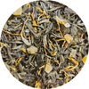 Té verde mezclado con trozos de mango seco y flores amarillas pequeñas.