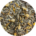 Té verde mezclado con trozos de mango seco y flores amarillas pequeñas.