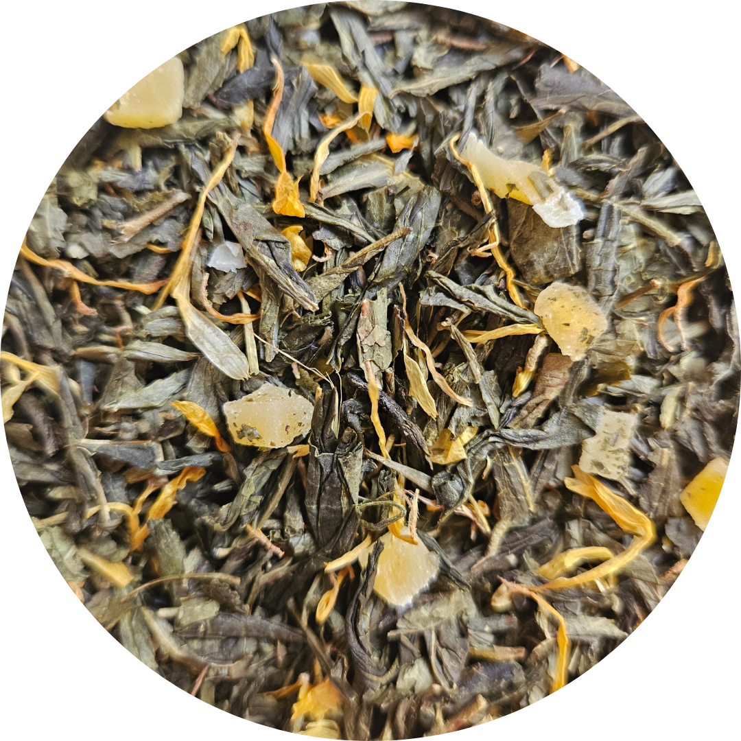 Té verde mezclado con trozos de mango seco y flores amarillas pequeñas.