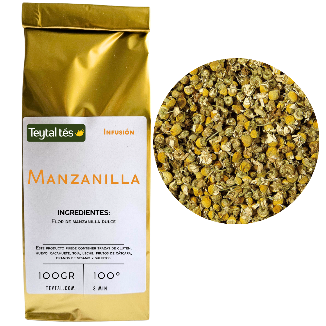 Bolsa dorada de 100g de manzanilla con etiqueta blanca y verde, flores secas de manzanilla al lado.