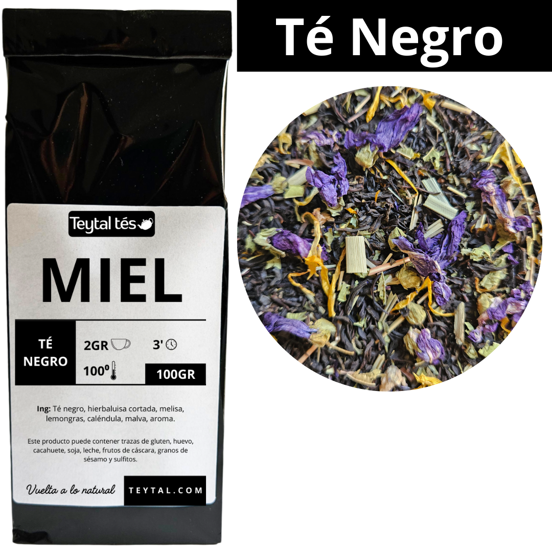 Bolsa negra de té negro con miel y melisa, etiqueta blanca con texto negro, 100 gramos, mezcla visible de flores moradas y.