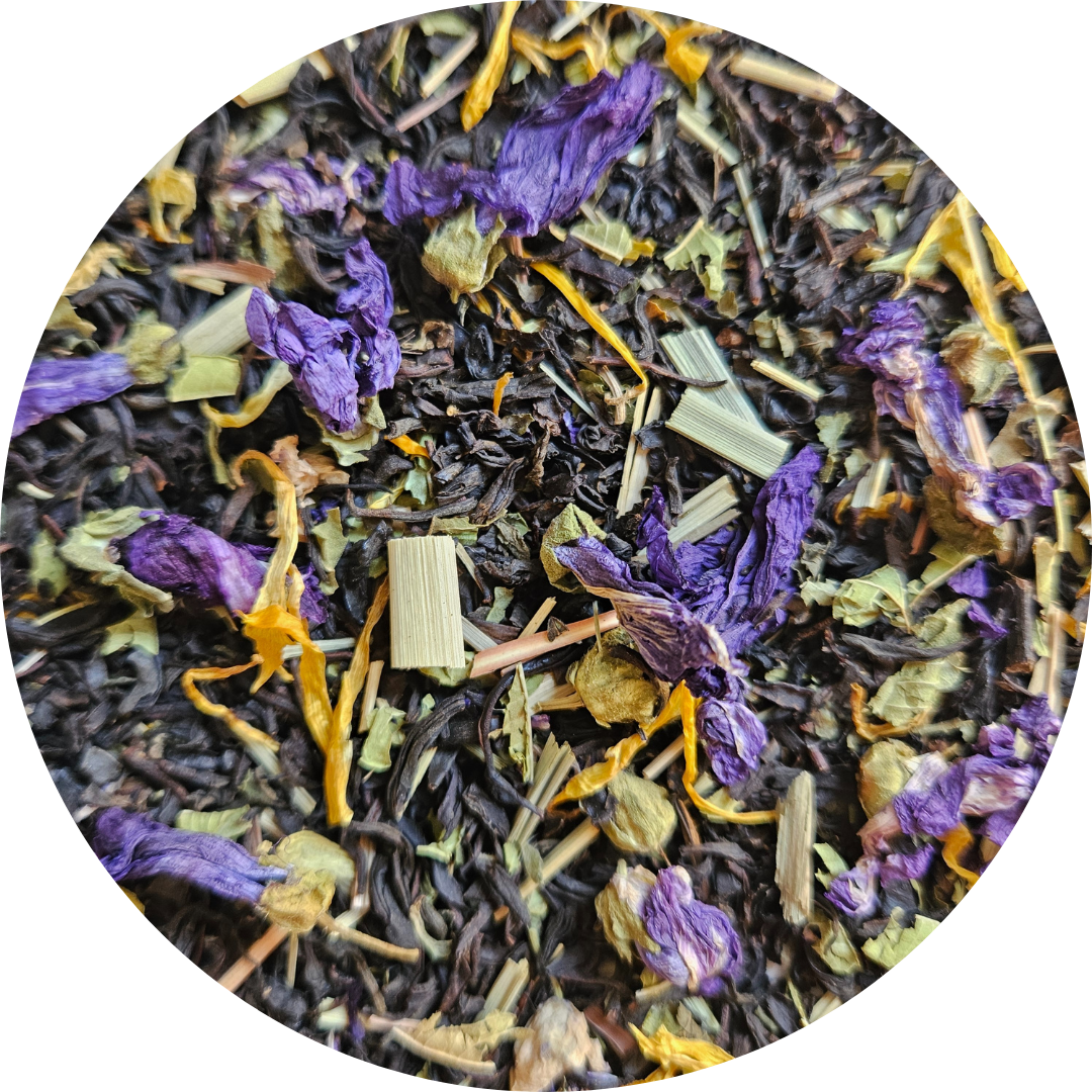 Mezcla de té negro con flores moradas secas y trozos de hierbas amarillas y verdes.