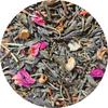 Hojas secas de té verde con pétalos rosas y trozos pequeños de naranja seca.