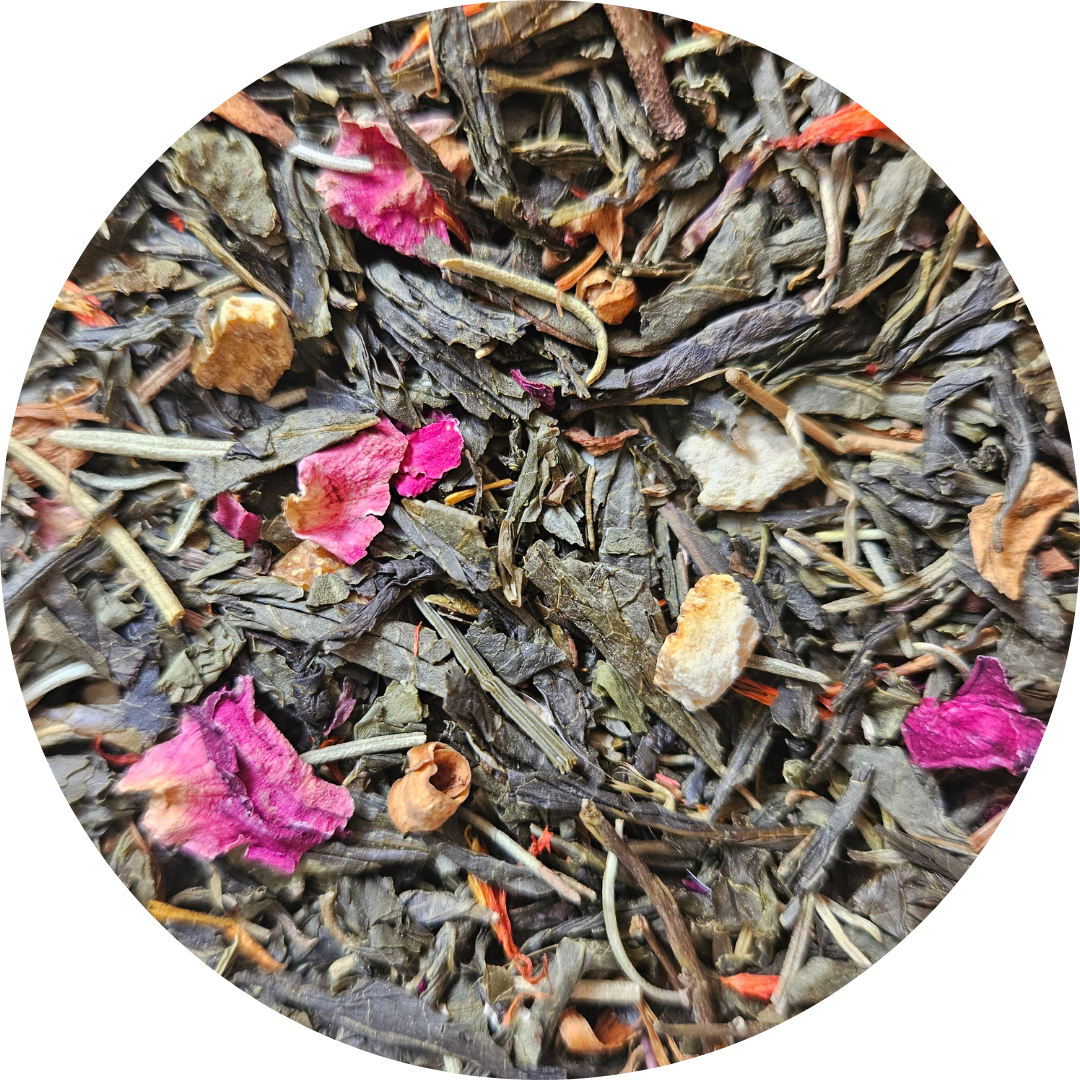 Hojas secas de té verde con pétalos rosas y trozos pequeños de naranja seca.