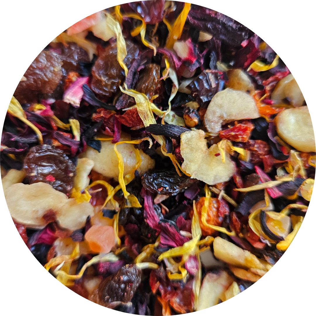 Mezcla colorida de frutas secas y pétalos de flores para infusión de plátano y fresa.