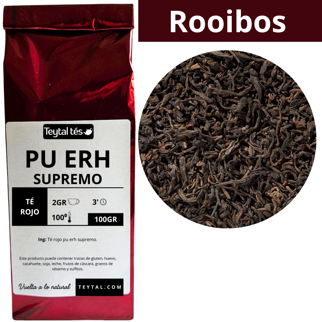 Bolsa roja brillante de 100g de té Pu Erh Supremo con etiqueta blanca y texto negro, junto a detalles de hojas secas de té.