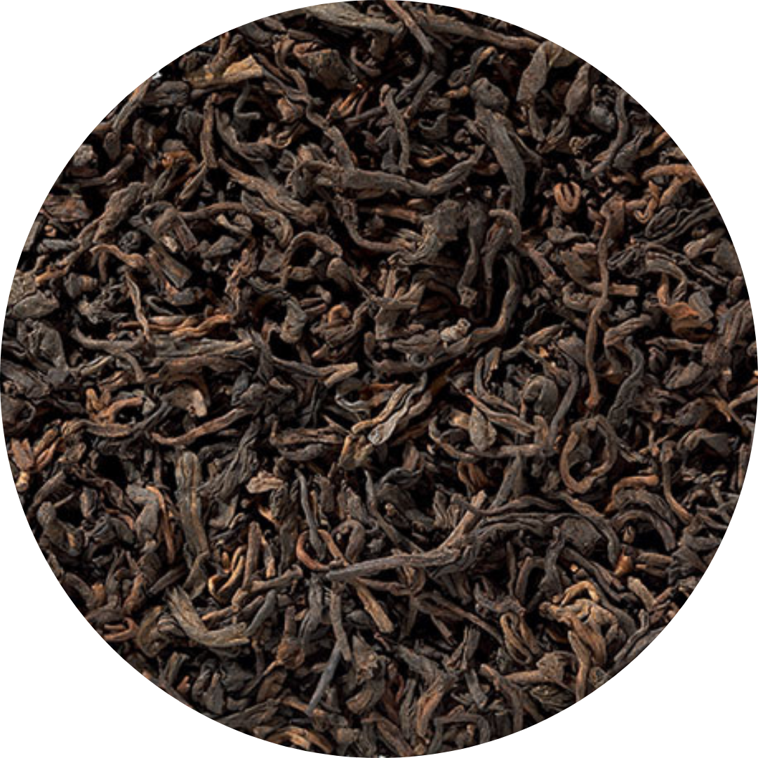 Hojas secas de té Pu Erh rojo oscuro con tonos marrones y textura rizada.