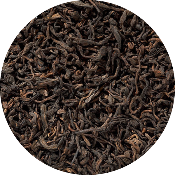 Hojas secas de té Pu Erh rojo oscuro con tonos marrones y textura rizada.