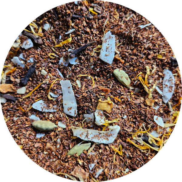 Mezcla de rooibos con trozos de calabaza, especias y pétalos de flores amarillas y verdes.