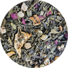 Hojas de té verde con trozos secos de sandía y pétalos rosados en mezcla suelta.