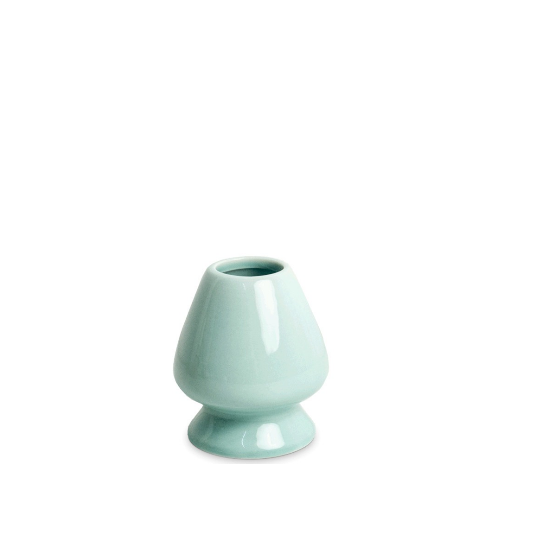 Soporte para batidor matcha cerámico color verde pastel con base ancha y diseño cónico.