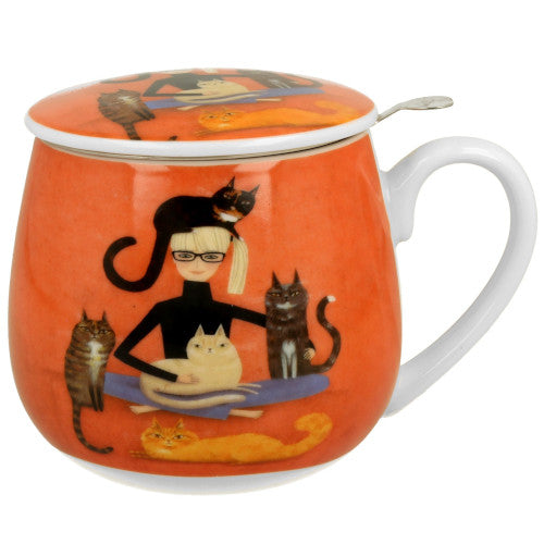 Taza naranja con asa blanca, ilustración de mujer con gatos negros y atigrados, tapa y filtro incluidos.