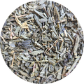 Hojas secas de té verde vainilla en tonos verde y marrón claro, textura quebradiza.