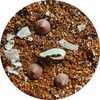 Mezcla de rooibos con trozos de coco blanco y pequeñas esferas de chocolate oscuro.